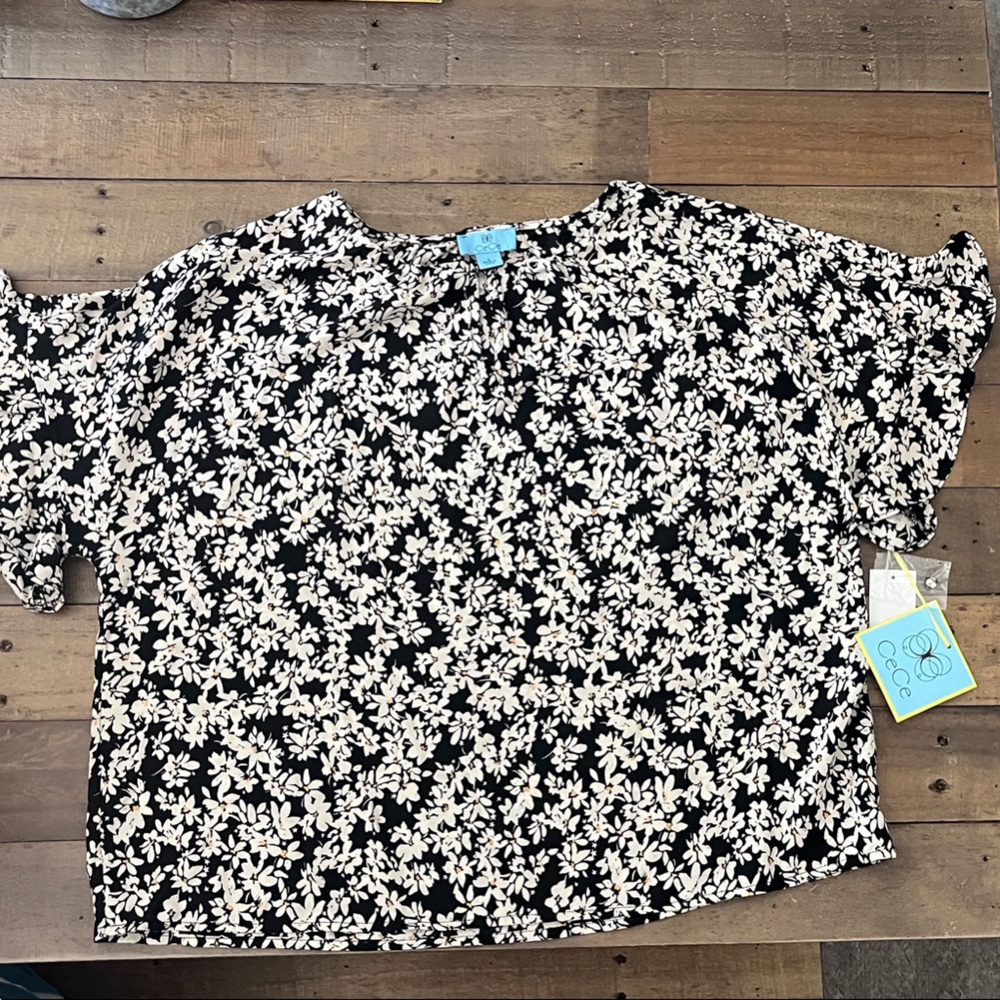 NWT CeCe brand women’s size Large Floral Black and Cream flutter sleeve blouse
